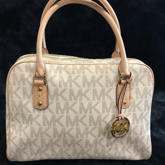 MICHAEL Michael Kors Handbags - Michael Kors Medium Jet Set MK Logo Vanilla / Cream Purse
• MK Signature Logo